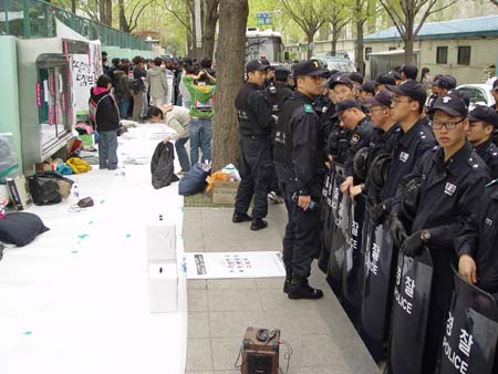 교육부총리 면담을 위해 정문으로 향하는 총학생회장들을 1백여명의 의경이 에워싸고 있다. 이날도 교육부총리 면담은 이뤄지지 못했다. 